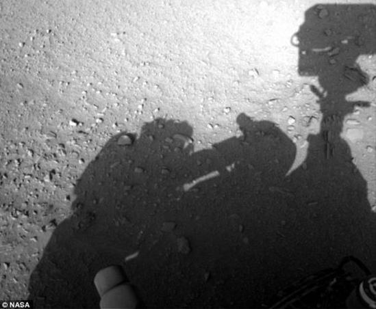 据英国《每日邮报》1月25日报道，日前美国太空总署（NASA）公布一张火星探测车的最新照片，从照片中可以看到好像有一个人影在维修“好奇号”，照片一出引发网友热议。