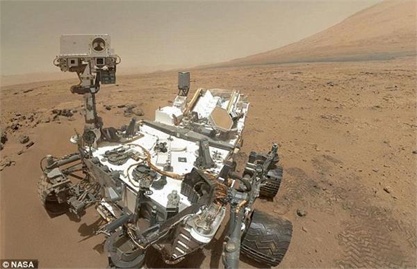 据英国《每日邮报》1月25日报道，日前美国太空总署（NASA）公布一张火星探测车的最新照片，从照片中可以看到好像有一个人影在维修“好奇号”，照片一出引发网友热议。