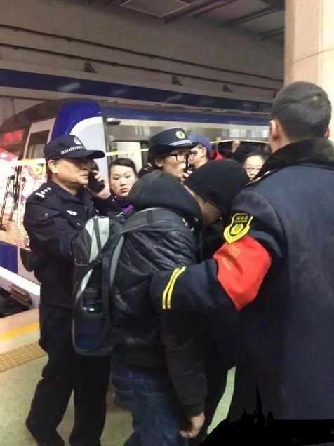 北京地铁乘客跳轨