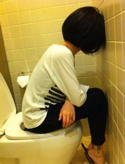 网友自爆上厕所时遇到的最尴尬的事情